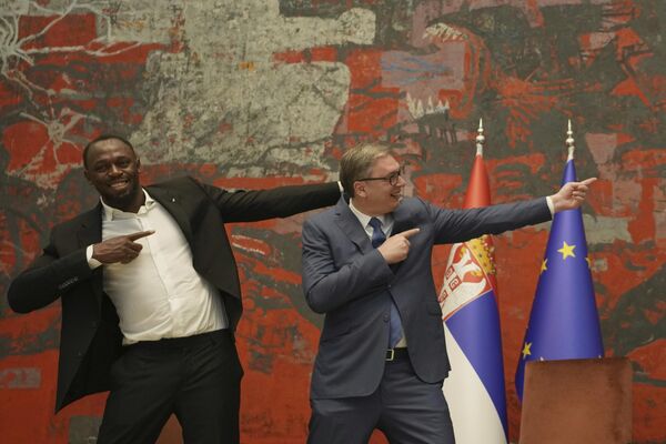 العداء الجامايكي السابق وسفير معرض إكسبو 2027، يوسين بولت، على اليسار، يقف مع الرئيس الصربي ألكسندر فوتشيتش في قصر صربيا في بلغراد، صربيا، الثلاثاء 17 يونيو 2025. - سبوتنيك عربي