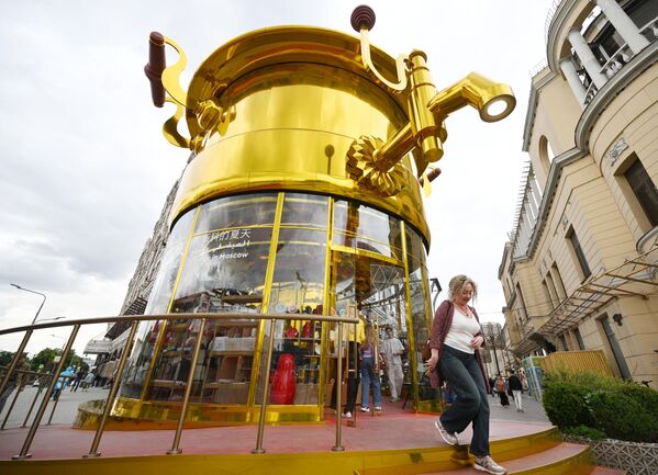 جناح "ساموفار" الفني في شارع أربات بموسكو. في إطار مشروع "صيف في موسكو"، افتُتح 12 جناحًا فنيًا موضوعيًا في المواقع السياحية بالمدينة، يُخصص كل منها لموضوع محدد: مستلزمات الأطفال، والأدوات الرياضية، والملابس، والأدوات المنزلية، وغيرها. - سبوتنيك عربي