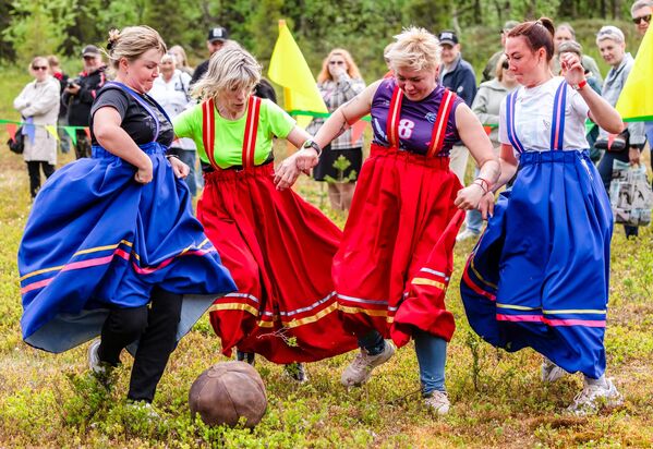 مجموعة من المشاركين في دورة الألعاب الوطنية التقليدية التاسعة والثلاثين في قرية لوفوزيرو على ضفاف بحيرة بوبوفسكوي في مورمانسك. - سبوتنيك عربي