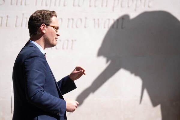 السكرتير العام للخزانة، دارين جونز، يتحدث إلى وسائل الإعلام خارج مبنى هيئة الإذاعة البريطانية (BBC) في لندن. - سبوتنيك عربي