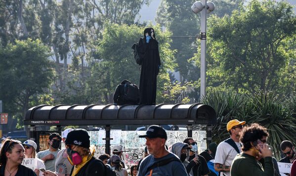 متظاهرون في لوس أنجلوس ضد سياسة الهجرة التي تنتهجها الحكومة الأمريكية. وتستمر الاحتجاجات في لوس أنجلوس احتجاجًا على مداهمات المهاجرين غير الشرعيين. - سبوتنيك عربي