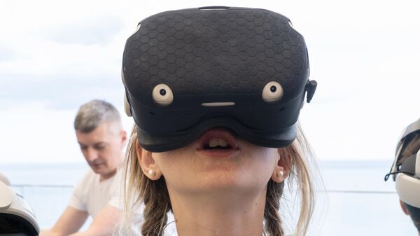 فتاة في مهرجان تكنولوجيا المعلومات من الحلم إلى التقدم على أرض مركز الأطفال الدولي أرتيك في شبه جزيرة القرم. سيتضمن المهرجان محاضرات يلقيها خبراء في العلوم الحديثة، وورش عمل حول تطوير تطبيقات الهاتف المحمول، والبرمجة، والنمذجة ثلاثية الأبعاد، والعمل مع الذكاء الاصطناعي. - سبوتنيك عربي