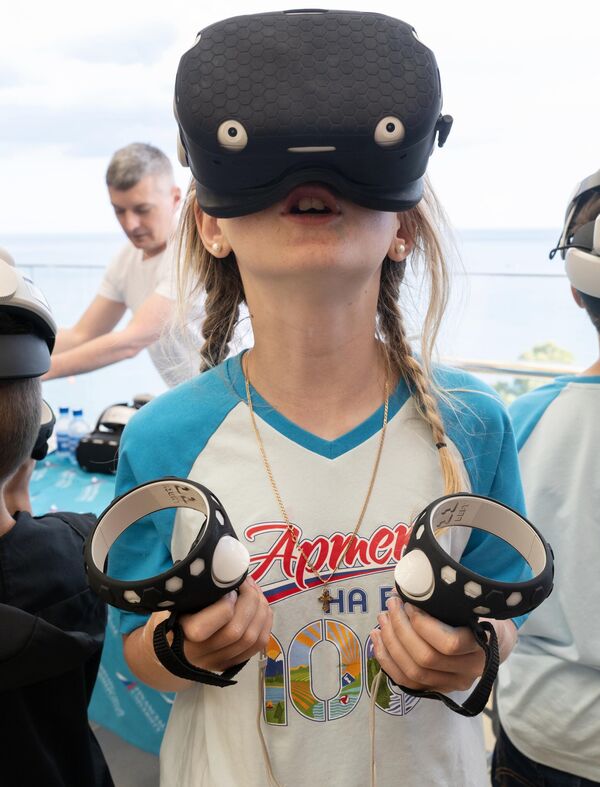 فتاة في مهرجان تكنولوجيا المعلومات "من الحلم إلى التقدم" على أرض مركز الأطفال الدولي "أرتيك" في شبه جزيرة القرم. سيتضمن المهرجان محاضرات يلقيها خبراء في العلوم الحديثة، وورش عمل حول تطوير تطبيقات الهاتف المحمول، والبرمجة، والنمذجة الثلاثية الأبعاد، والعمل مع الذكاء الاصطناعي. - سبوتنيك عربي