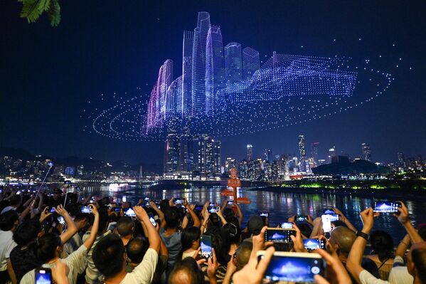 عرض ضوئي بمشاركة 11.787 طائرة دون طيار، يسجل رقما قياسيا عالميا ويدخل في موسوعة "غينيس" في تشونغتشينغ، الصين. - سبوتنيك عربي