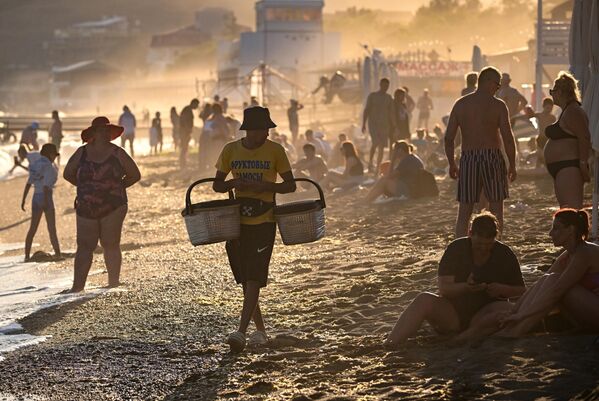 سكان المدينة يسترخون على الشاطئ في سوداك، شبه جزيرة القرم. - سبوتنيك عربي