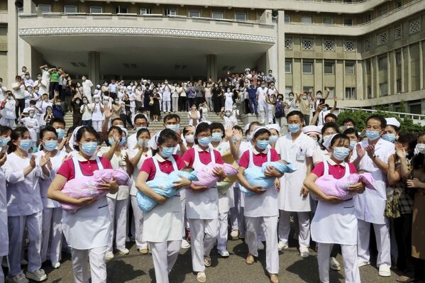 خمسة توائم ولدوا في مستشفى بيونغ يانغ للولادة، يغادرون وسط تهاني حارة من الأطباء والممرضات ومواطني بيونغ يانغ. - سبوتنيك عربي