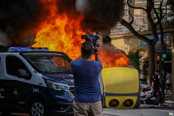 متظاهرون في صدام مع الشرطة الإسبانية خلال اليوم الأول من "إضراب المعادن". - سبوتنيك عربي