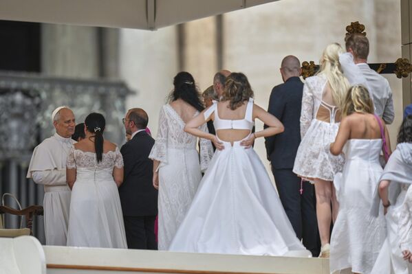 يصطف الأزواج حديثو الزواج لتحية البابا ليون الرابع عشر، خلال مقابلته العامة الأسبوعية في ساحة القديس بطرس في الفاتيكان. - سبوتنيك عربي