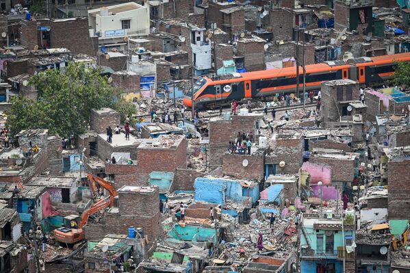 قطار "فاندي بهارات" يمر وسط منطقة وزيربور، في نيودلهي، الهند. - سبوتنيك عربي