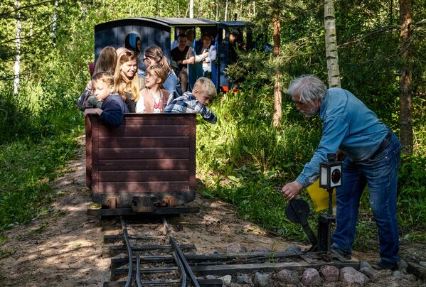 مهندس يبني سكة حديدية صغيرة على أرضه في قرية أوليانوفكا الحضرية في مقاطعة لينينغراد. - سبوتنيك عربي