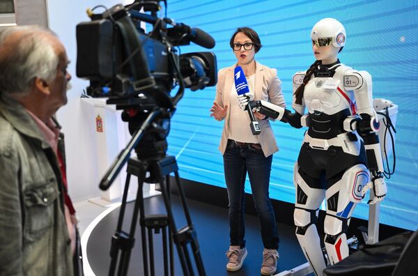 &quot;روبوت بشري&quot; يجري حوار مع سيدة ضمن منتدى بطرسبورغ الاقتصادي الدولي لعام 2025.  - سبوتنيك عربي