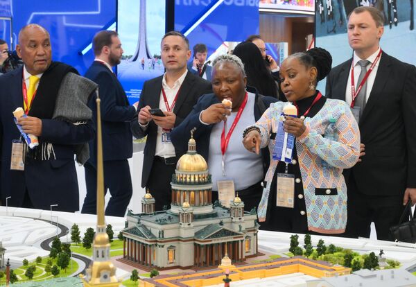 مجسم لكاتدرائية القديس إسحاق في مدينة سان بطرسبورغ، ضمن منتدى بطرسبورغ الاقتصادي الدولي لعام 2025. - سبوتنيك عربي