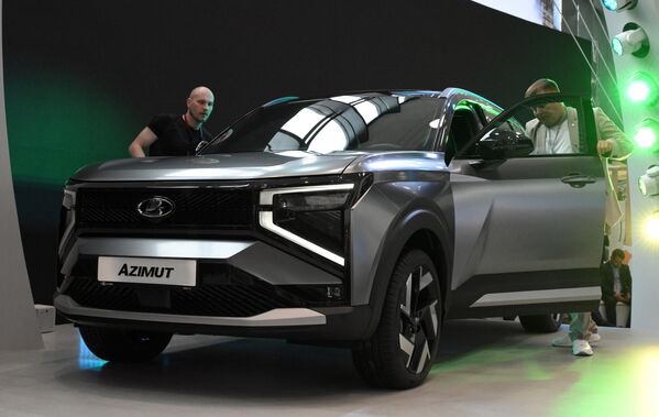 زوار يتفحصون سيارة &quot;Niva Travel&quot; في جناح شركة &quot;أفتوفاز&quot; الروسية، ضمن منتدى بطرسبورغ الاقتصادي الدولي لعام 2025. - سبوتنيك عربي