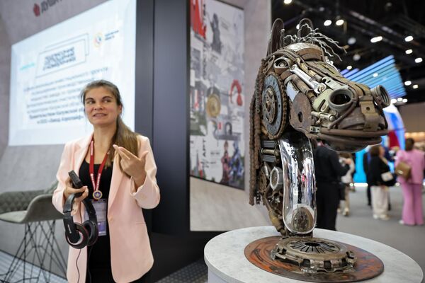 عرض تقديمي عن الروبوتات الحديثة ضمن منتدى بطرسبورغ الاقتصادي الدولي لعام 2025.  - سبوتنيك عربي