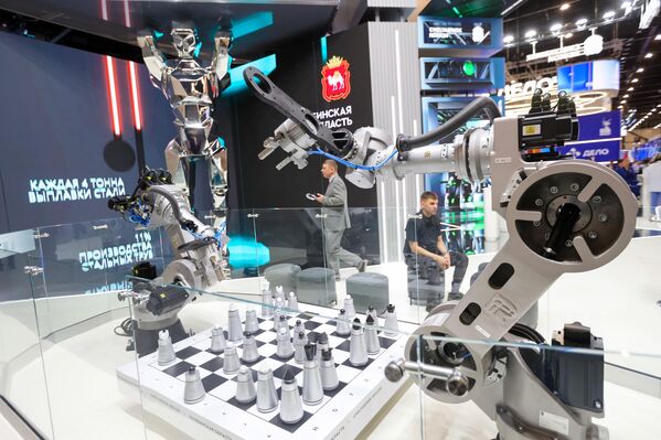 روبوتات تلعب الشطرنج في منتدى بطرسبورغ الاقتصادي الدولي 2025. - سبوتنيك عربي