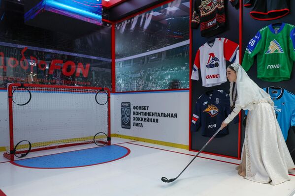 فتاة تلعب الهوكي ضمن منتدى بطرسبورغ الاقتصادي الدولي لعام 2025.  - سبوتنيك عربي