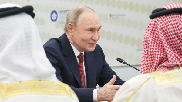 Президент Владимир Путин встретился с командующим Королевской гвардией Бахрейна Насером бен Хамадом Аль Халифой - سبوتنيك عربي