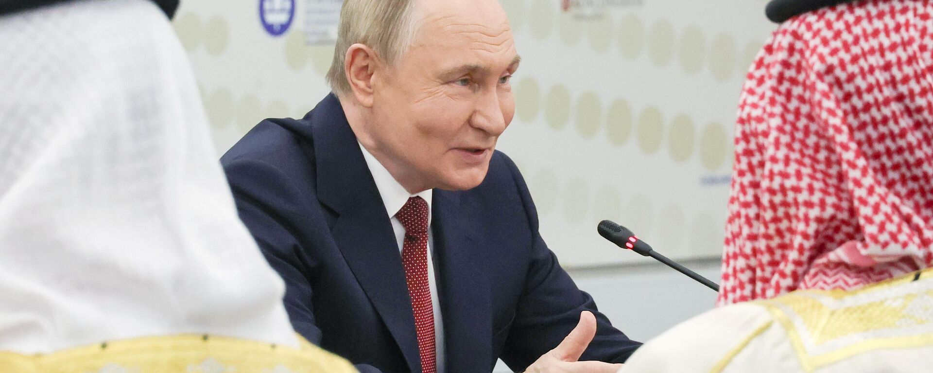 Президент Владимир Путин встретился с командующим Королевской гвардией Бахрейна Насером бен Хамадом Аль Халифой - سبوتنيك عربي, 1920, 03.10.2025