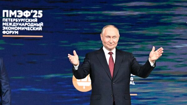 بوتين يتحدث في الجلسة العاملة لمنتدى بطرسبورغ - سبوتنيك عربي