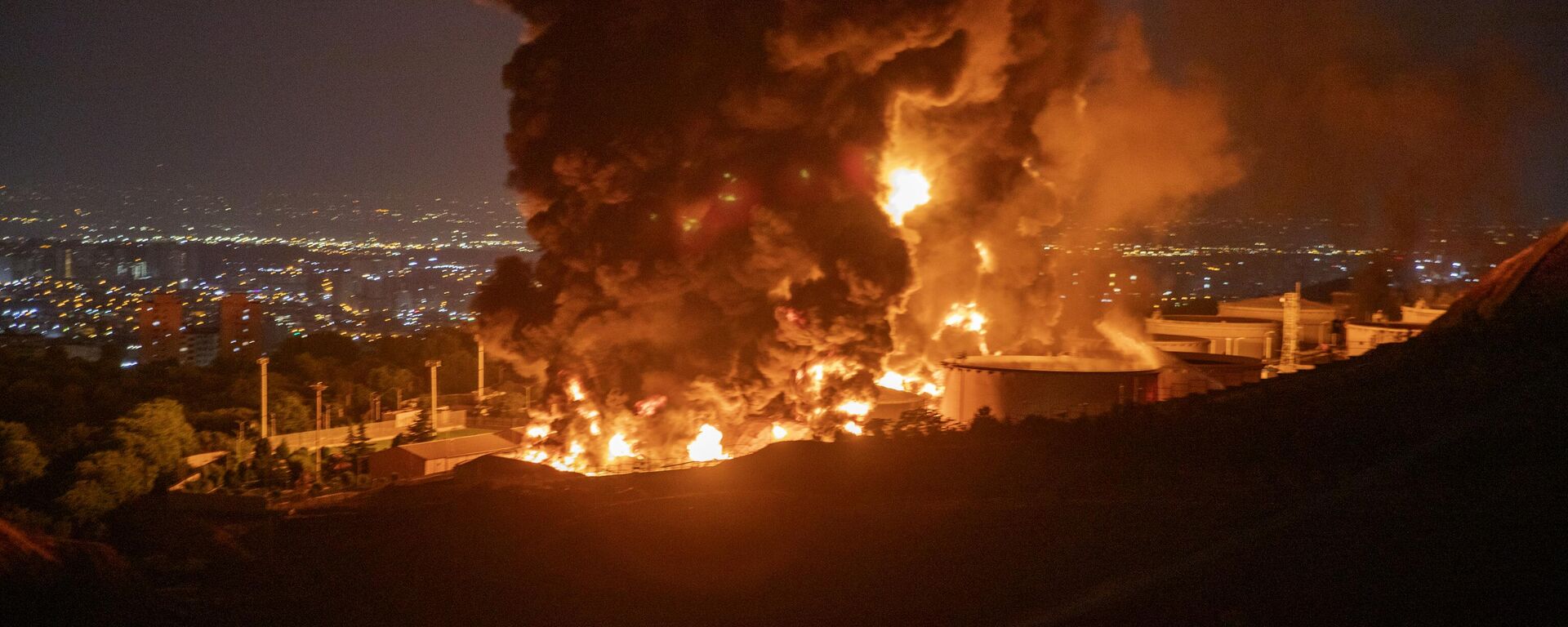 هجوم إسرائيلي على مستودع نفط شهران في طهران - سبوتنيك عربي, 1920, 22.06.2025