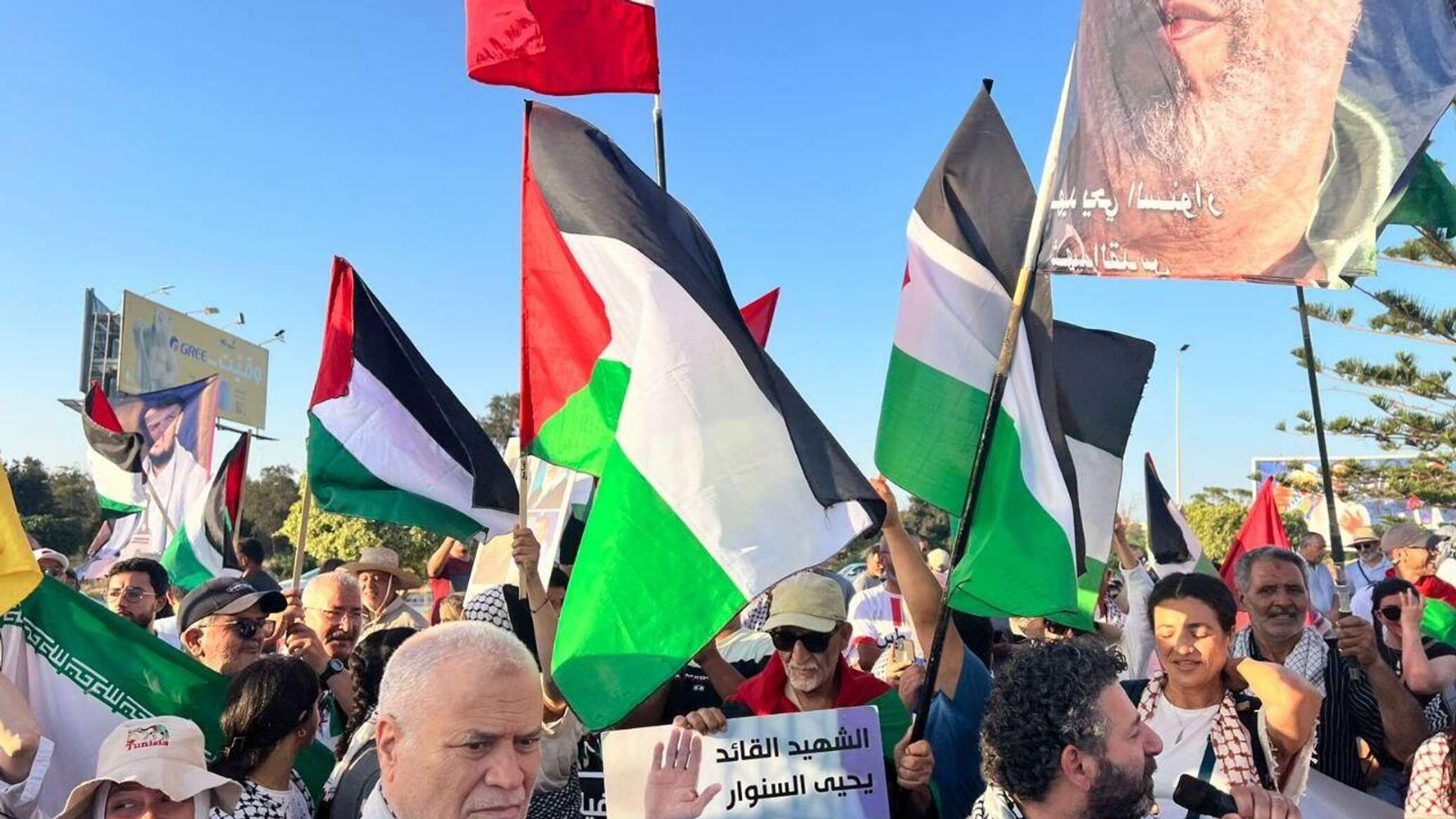 تونسيون يحتجون أمام السفارة الأمريكية بتونس دعما لغزة وإيران.. صور