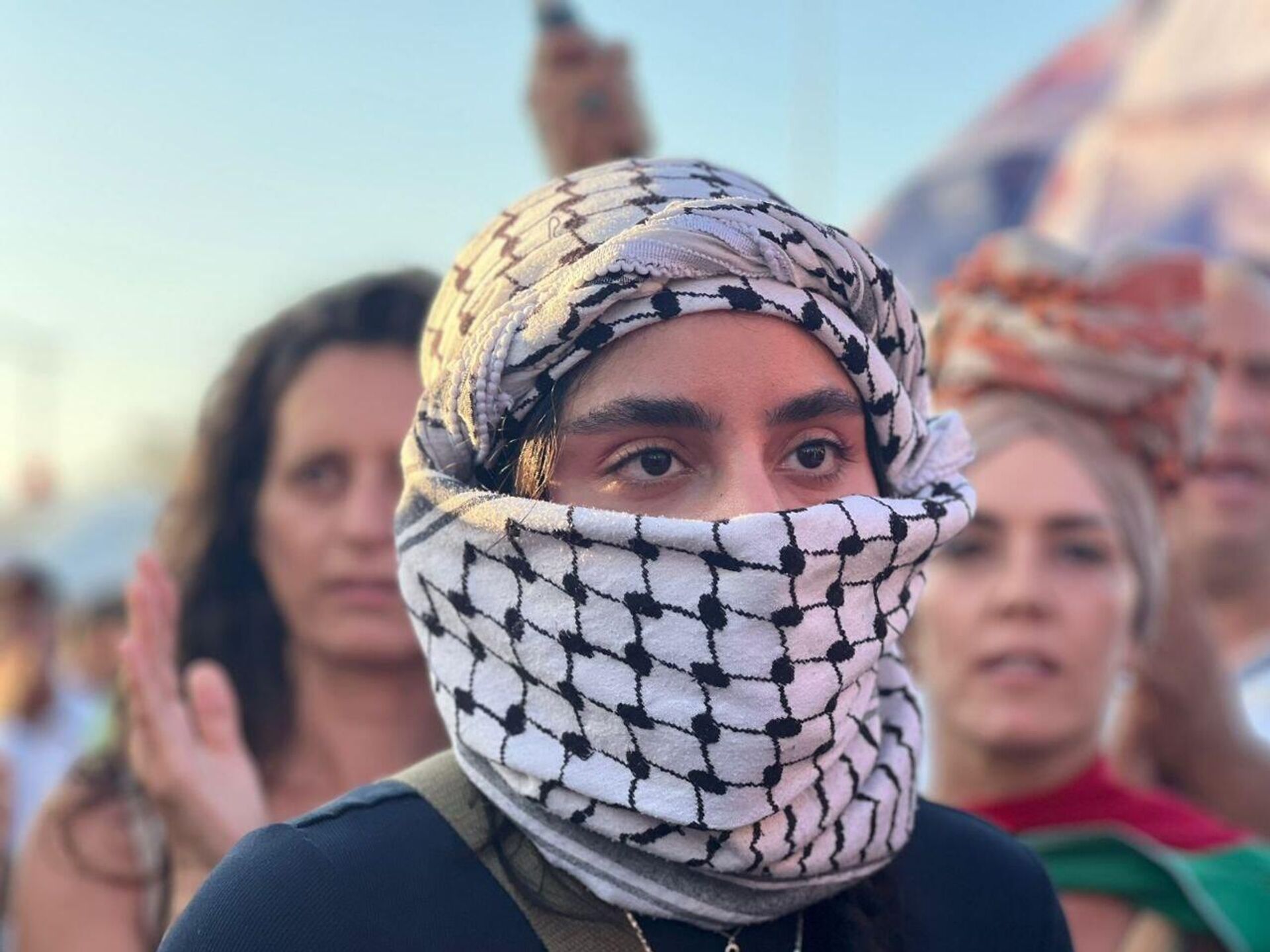 تونسيون يحتجون من أمام السفارة الأمريكية بتونس دعما لغزة - سبوتنيك عربي, 1920, 22.06.2025