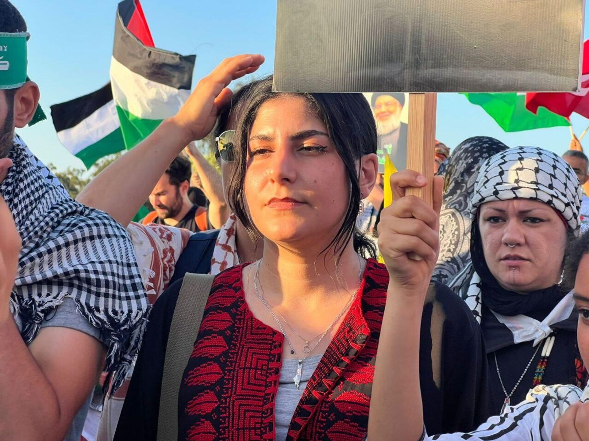 تونسيون يحتجون من أمام السفارة الأمريكية بتونس دعما لغزة - سبوتنيك عربي, 1920, 22.06.2025