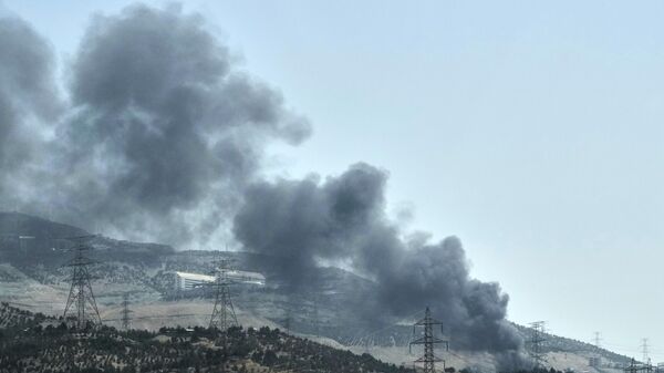 يتصاعد الدخان من منشأة لتخزين النفط بعد تعرضها لضربة إسرائيلية يوم السبت، في طهران - سبوتنيك عربي