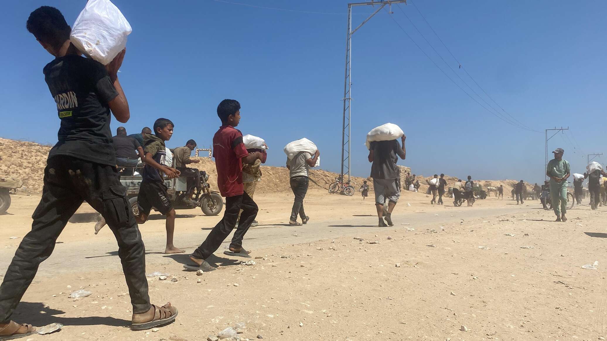 الإمارات تعلن استئناف عمليات الإسقاط الجوي للمساعدات في غزة على الفور