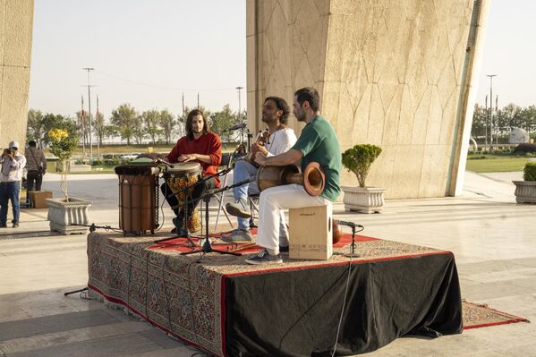 قدّم الموسيقي الإيراني علي غمساري، موسيقى مناهضة للحرب في ساحة &quot;آزادي&quot; (ساحة الحرية) في طهران، بعد الساعات الأولى من شن الولايات المتحدة الأمريكية هجوما على 3 منشآت نووية إيرانية في نطنز وفوردو وأصفهان، ليلة 22 يونيو الجاري. - سبوتنيك عربي