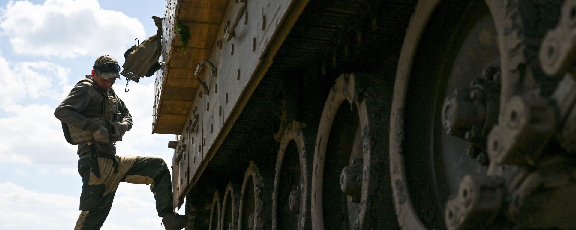 عسكري روسي يقوم باختبارات تشغيلية تقوم بها القوات الروسية لعربة المشاة القتالية برادلي الأمريكية التي تم الاستيلاء عيلها في منطقة العملية العسكرية الخاصة.
 - سبوتنيك عربي, 1920, 23.06.2025