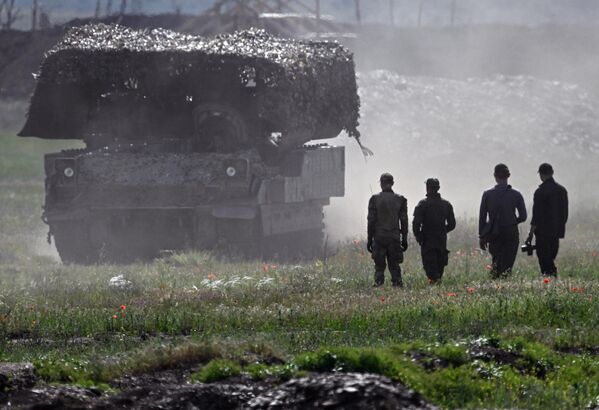 اختبارات تشغيلية تقوم بها القوات الروسية لمدرعة &quot;برادلي&quot; الأمريكية التي تم السيطرة عليها في منطقة العملية العسكرية الخاصة. - سبوتنيك عربي