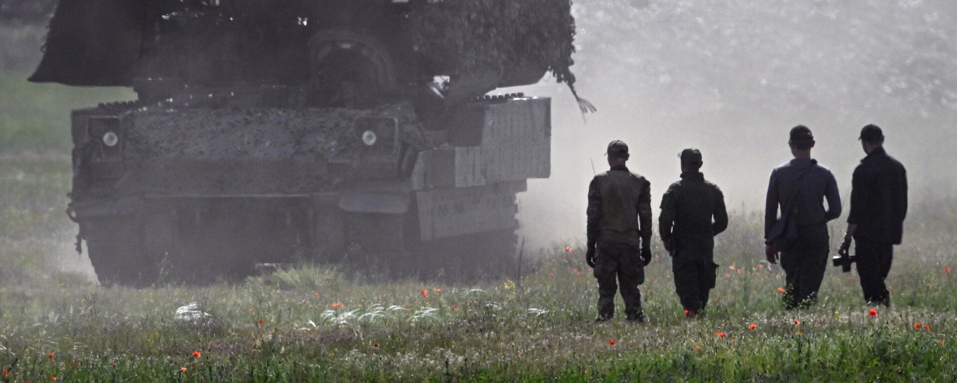 اختبارات تشغيلية تقوم بها القوات الروسية لعربة المشاة القتالية برادلي الأمريكية التي تم الاستيلاء عيلها في منطقة العملية العسكرية الخاصة.
 - سبوتنيك عربي, 1920, 24.09.2025