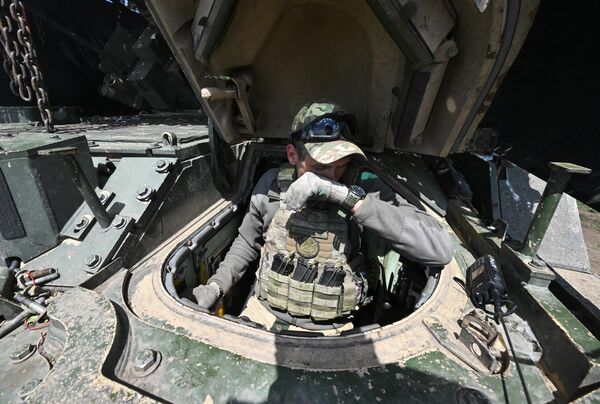 عسكري روسي خلال وجوده في فتحة لمركبة المشاة القتالية &quot;برادلي&quot; الأمريكية استعدادا للاختبارات التشغيلية للعربة. - سبوتنيك عربي