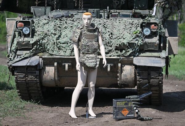 دمية أمام مدرعة &quot;برادلي &quot; أثناء اختبارات تشغيلية تقوم بها القوات الروسية لمدرعة &quot;برادلي&quot; الأمريكية التي تم السيطرة عليها في منطقة العملية العسكرية الخاصة. - سبوتنيك عربي