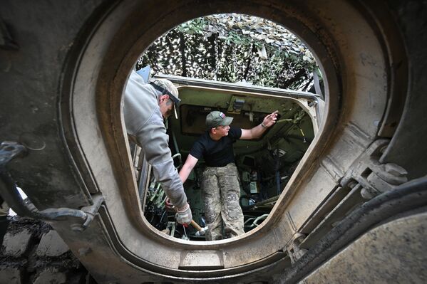 اختبارات تشغيلية تقوم بها القوات الروسية لمدرعة &quot;برادلي&quot; الأمريكية التي تم السيطرة عليها في منطقة العملية العسكرية الخاصة. - سبوتنيك عربي