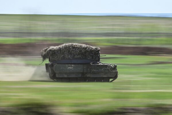 اختبارات تشغيلية تقوم بها القوات الروسية لمدرعة &quot;برادلي&quot; الأمريكية التي تم السيطرة عليها في منطقة العملية العسكرية الخاصة. - سبوتنيك عربي