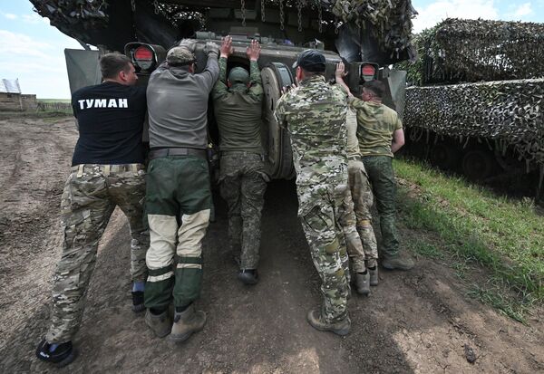 عناصر من القوات المسلحة الروسية يقومون باختبارات تشغيلية لمدرعة &quot;برادلي&quot; الأمريكية التي تم السيطرة عليها في منطقة العملية العسكرية الخاصة. - سبوتنيك عربي