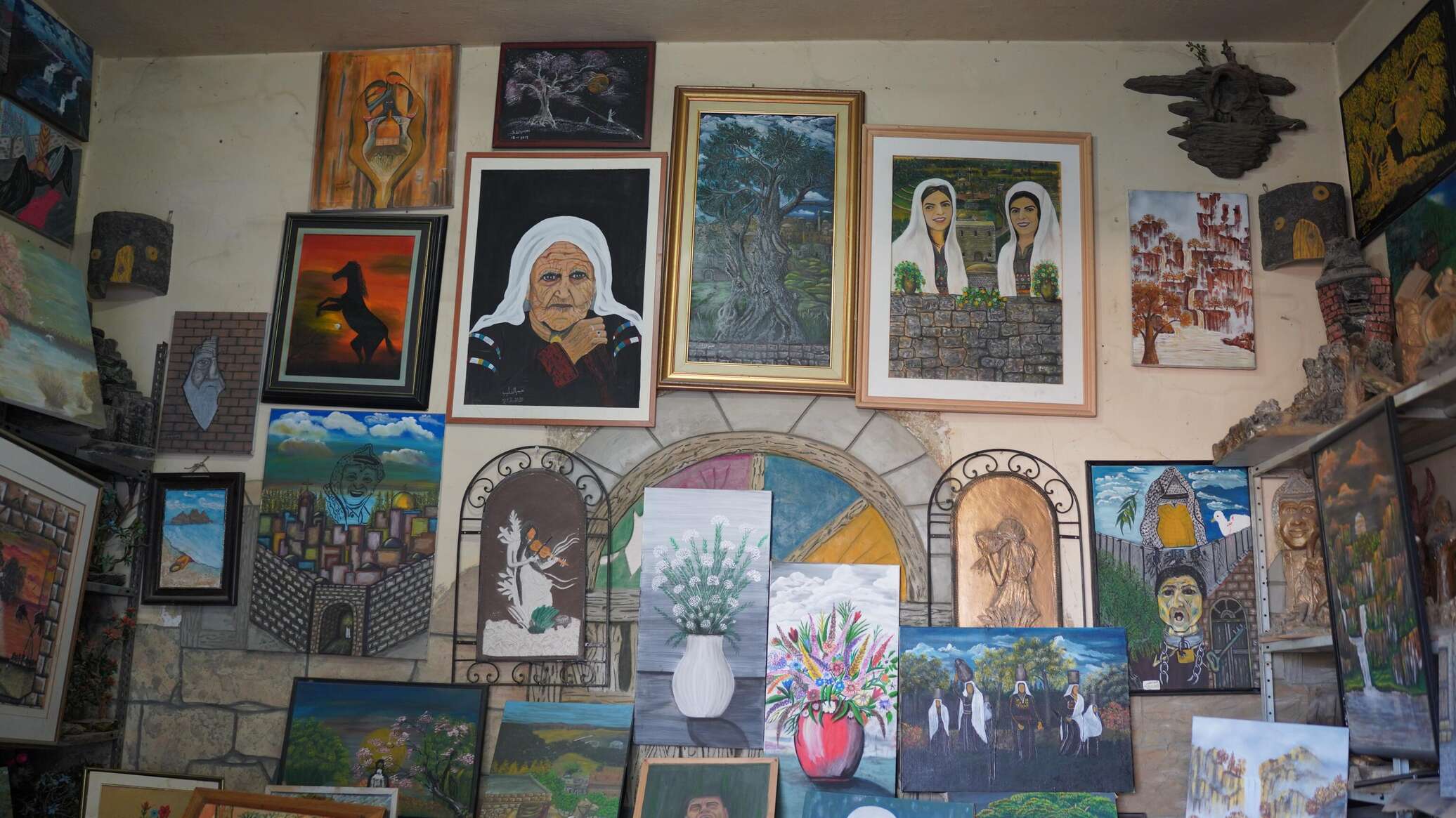 فنان تشكيلي يجسد الواقع الفلسطيني من خلال الرسم... صور وفيديو
