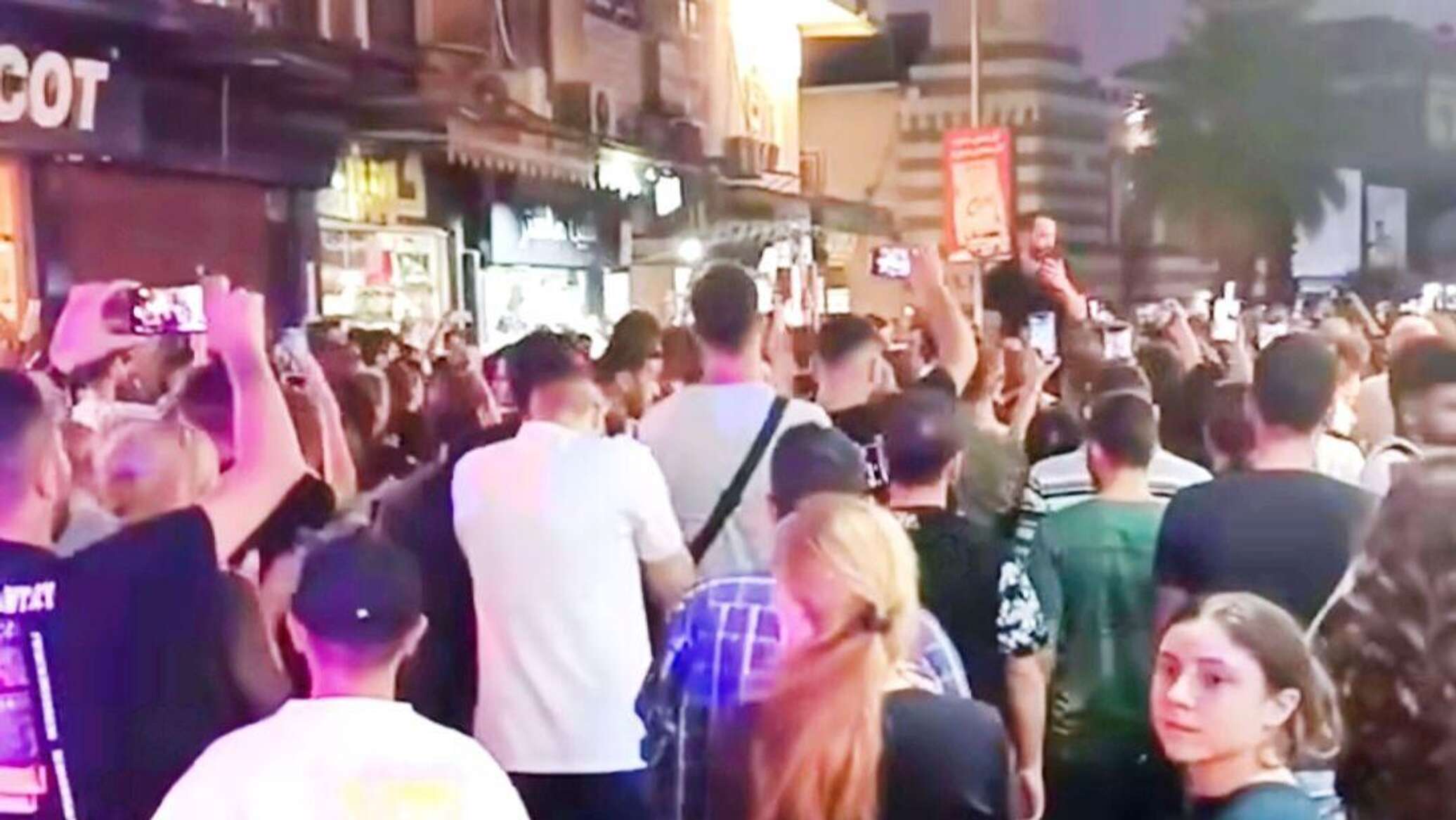 من دمشق إلى اللاذقية... مظاهرات تطالب برحيل الفصائل الأجنبية وإنهاء غياب الدولة السورية