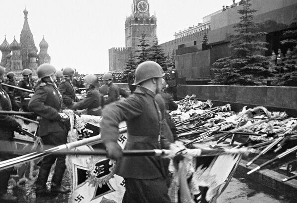  إلقاء الأعلام الألمانية أمام ضريح لينين، خلال استعراض قوات الجيش الأحمر في الساحة الحمراء في موسكو. - سبوتنيك عربي