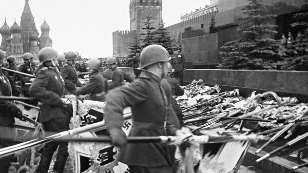 Парад войск Красной армии на Красной площади Москвы 24 июня 1945 года. Церемония повержения немецких знамен и штандартов к подножию Мавзолея В.И. Ленина - سبوتنيك عربي