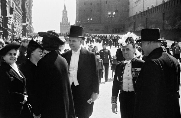 ضيوف أجانب يستعدون لحضور موكب النصر. - سبوتنيك عربي