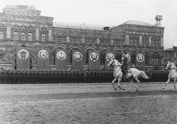 خلال تفقّد نائب القائد الأعلى للقوات المسلحة، مارشال الاتحاد السوفييتي، غيورغي جوكوف، موكب النصر في الساحة الحمراء. - سبوتنيك عربي
