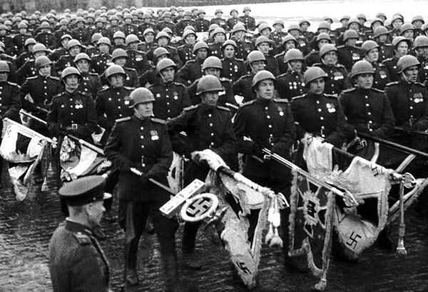 جنود سوفييت يرمون الرايات الفاشية أمام  ضريح لينين. - سبوتنيك عربي