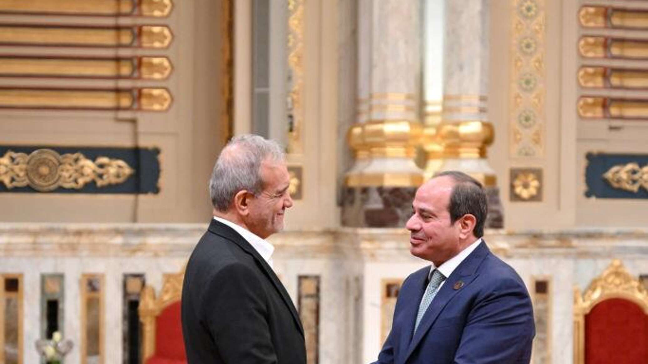 السيسي وبزشكيان يشددان على أهمية استئناف المفاوضات بين واشنطن وطهران بشأن البرنامج النووي الإيراني