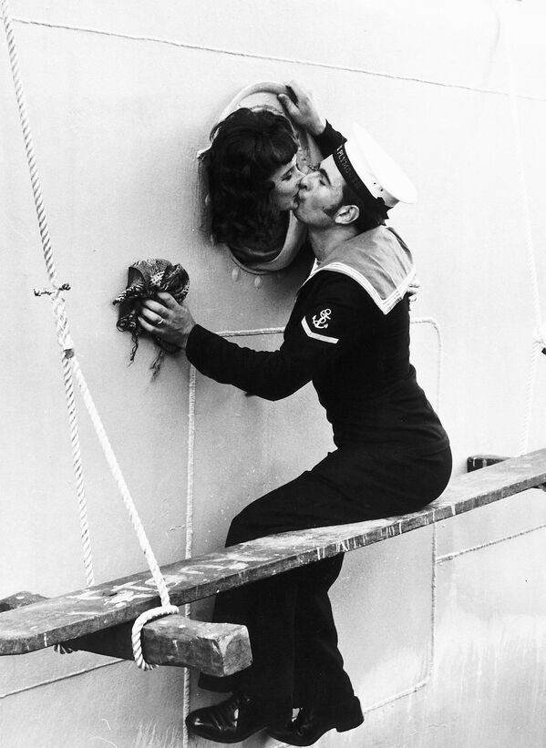 محبوبة ترحب بعودة حبيبها الضابط البحري بعد رحلة بحرية استغرقت أقل من عام. - سبوتنيك عربي