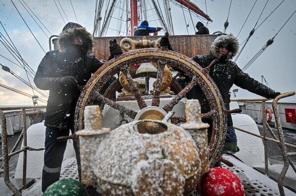 متدربون عسكريون على رأس السفينة الشراعية سيدوف الروسية. - سبوتنيك عربي