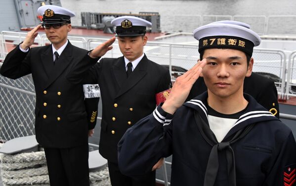 بحارة المدمرة سوزونامي التابعة لقوة الدفاع الذاتي البحرية اليابانية (JMSDF). - سبوتنيك عربي