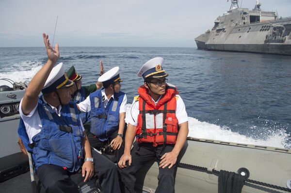 أفراد من البحرية الشعبية الفيتنامية على ظهر سفينة القتال الساحلية "يو إس إس كورونادو"، في عام 2017. - سبوتنيك عربي